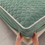 NNEAGS 2X Green 153cm Wide Mattress Cover Thick Quilted Fleece Stretchable Clover Design Bed Spread Sheet Protector with Pillow Covers