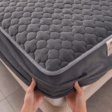 NNEAGS Grey 183cm Wide Mattress Cover Thick Quilted Fleece Stretchable Clover Design Bed Spread Sheet Protector with Pillow Covers