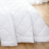 NNEDSZ Microfiber/Bamboo Blend, Hypoallergenic & Antibacterial Quilt - Queen