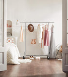 NNEDSZ Heavy Duty Clothes Rack on Wheels Metal Chrome Extendable