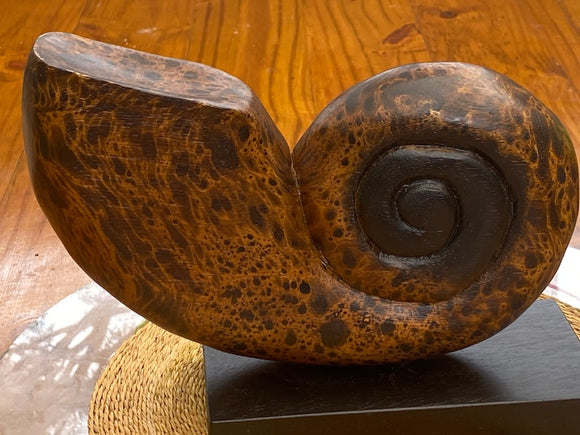 NNEDSZ Decorative hand carved wooden shell on stand