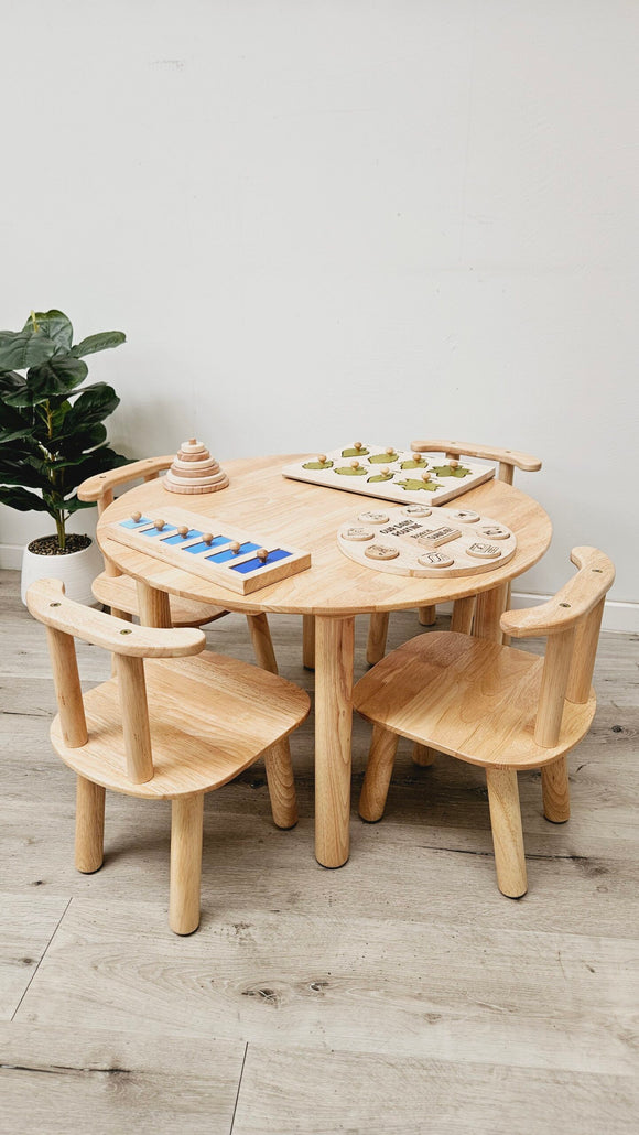 NNEDSZ A Round table and 4 chairs