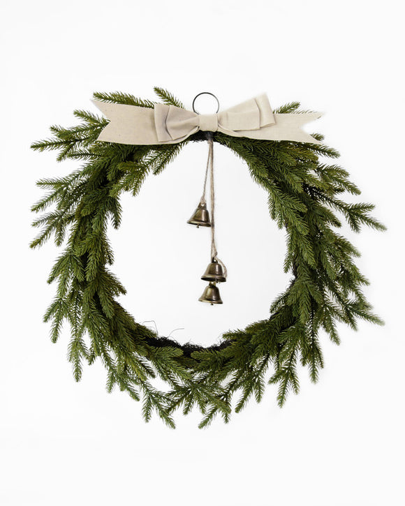 NNEDSZ PINE WREATH W/BOW & BELL 50CM