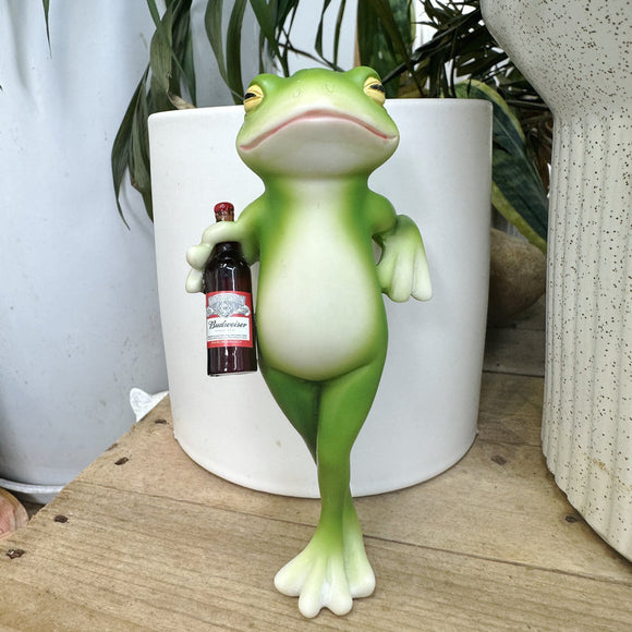 NNEDSZ 2 Pcs Green Realistic Standing Frog Pot Hanger – Glass Fish Tank Edge Decor, Outdoor Garden Animal Ornament, Hanging Planter Decoration