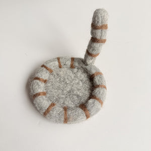 NNEDSZ 2 Pcs Grey Handmade Wool Felt Cat Coasters - Cute Tiger Design, Heat-Resistant Table Mats
