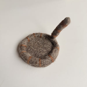 NNEDSZ 2 Pcs Brown Handmade Wool Felt Cat Coasters - Cute Tiger Design, Heat-Resistant Table Mats