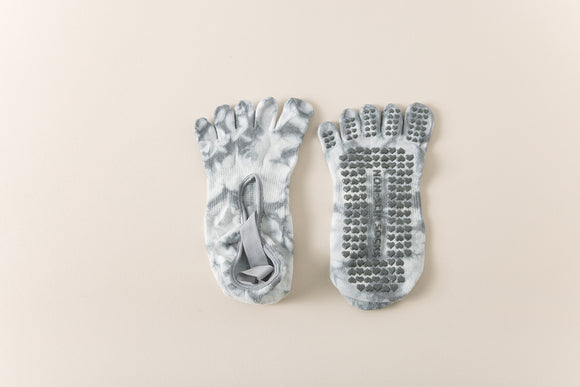 NNEDSZ 2 Pairs Grey Tie-Dye Non-Slip Yoga Socks for Women - Five-Toe Cotton Blend Socks for Pilates and Indoor Sports