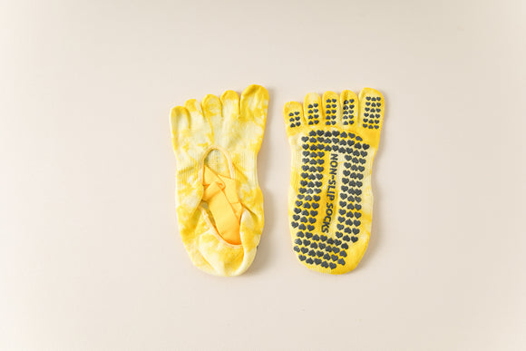 NNEDSZ 2 Pairs Yellow Tie-Dye Non-Slip Yoga Socks for Women - Five-Toe Cotton Blend Socks for Pilates and Indoor Sports